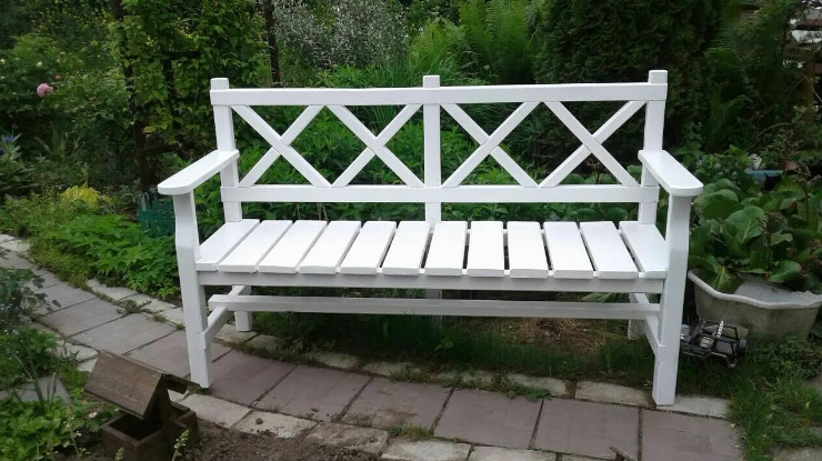 Дизайн деревянной садовой скамейки